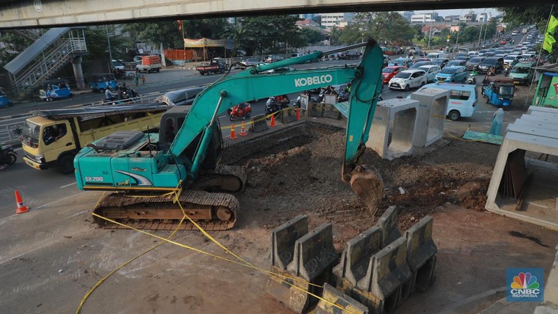 Kepadatan lalu lintas akibat proyek galian di seberang Kali Ciliwung, Jakarta Timur, Rabu, (14/6). (CNBC Indonesia/Muhammad Sabki)