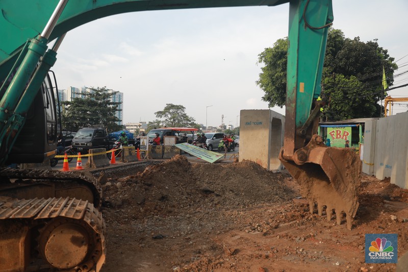 Kepadatan lalu lintas akibat proyek galian di seberang Kali Ciliwung, Jakarta Timur, Rabu, (14/6). (CNBC Indonesia/Muhammad Sabki)