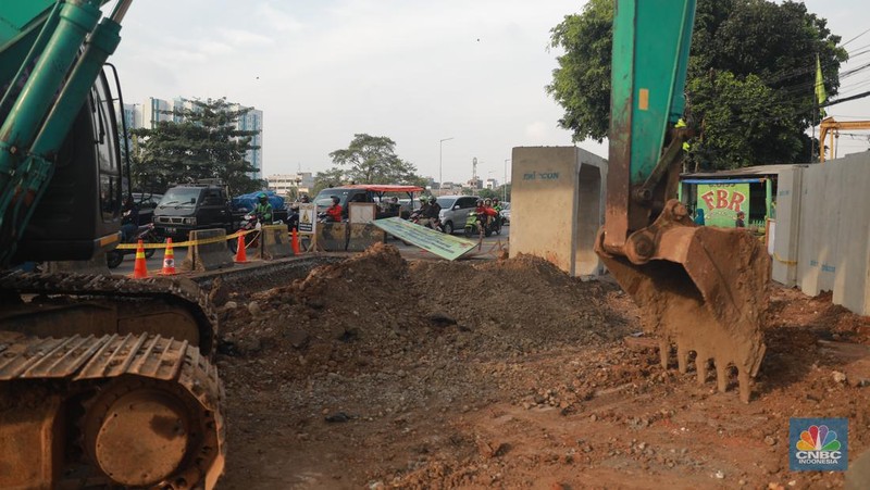 Kepadatan lalu lintas akibat proyek galian di seberang Kali Ciliwung, Jakarta Timur, Rabu, (14/6). (CNBC Indonesia/Muhammad Sabki)