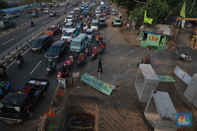 Kepadatan lalu lintas akibat proyek galian di seberang Kali Ciliwung, Jakarta Timur, Rabu, (14/6). (CNBC Indonesia/Muhammad Sabki)