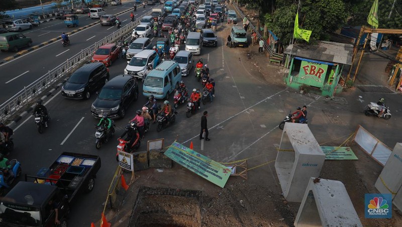 Kepadatan lalu lintas akibat proyek galian di seberang Kali Ciliwung, Jakarta Timur, Rabu, (14/6). (CNBC Indonesia/Muhammad Sabki)