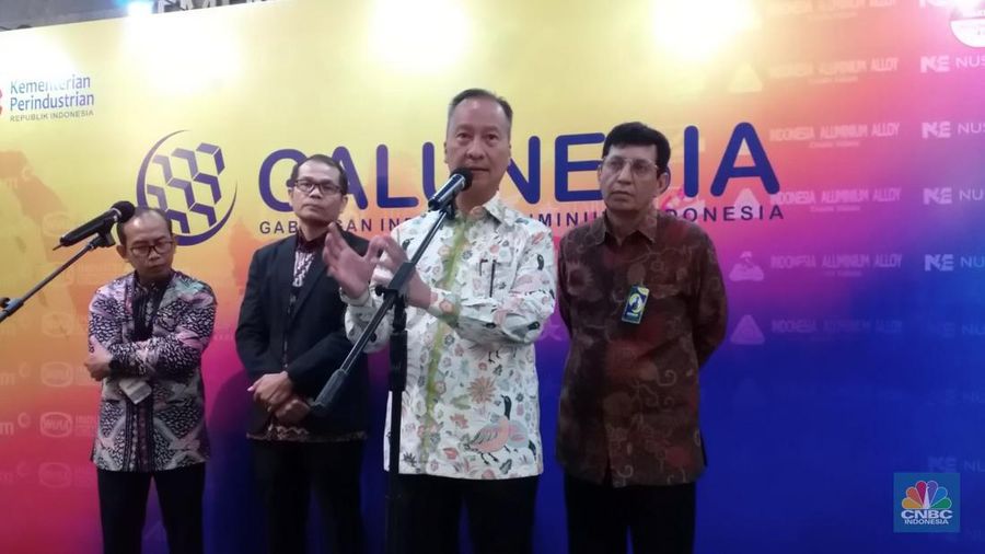 Menteri Perindustrian Agus Gumiwang Kartasasmita menjawab pertanyaan wartawan terkait hilirisasi industri berbasis bauksit di Jakarta, Rabu (14/6/2023). (վ/Damiana)