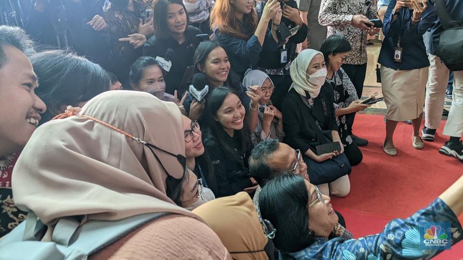 Momen lucu terjadi ketika wawancara doorstop dengan Presiden Joko Widodo usai acara Pembukaan Rakornas Pengawasan Intern Pemerintah, Rabu (14/6/2023). Dimana dua menteri Jokowi ikut masuk dalam kumpulan wartawan yang sedang melakukan wawancara. (CNBC Indonesia/Emir Yanwardhana)