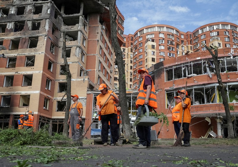 Pekerja kota bekerja di sebuah tempat dekat pusat perbelanjaan yang rusak akibat serangan rudal Rusia, di tengah serangan Rusia ke Ukraina, di Odessa, Ukraina 14 Juni 2023. (REUTERS/Serhii Smolientsev)
