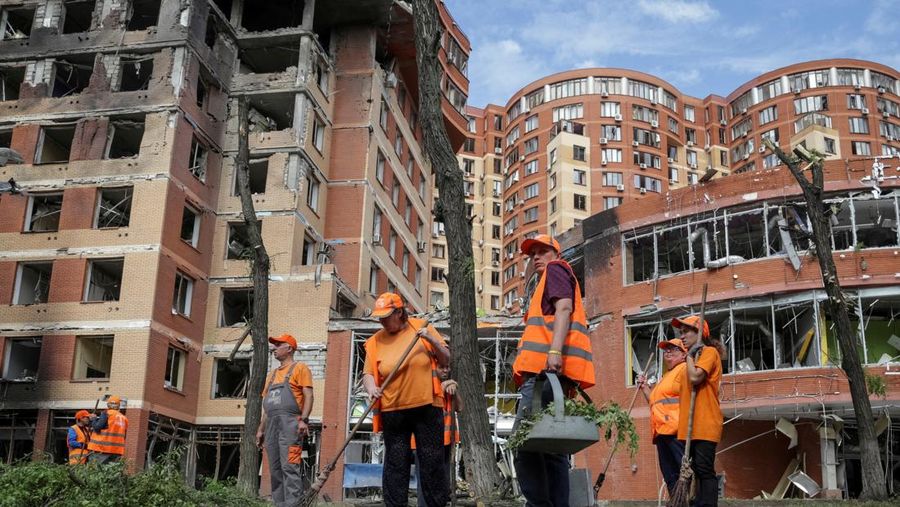 Pekerja kota bekerja di sebuah tempat dekat pusat perbelanjaan yang rusak akibat serangan rudal Rusia, di tengah serangan Rusia ke Ukraina, di Odessa, Ukraina 14 Juni 2023. (REUTERS/Serhii Smolientsev)