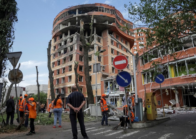 Pekerja kota bekerja di sebuah tempat dekat pusat perbelanjaan yang rusak akibat serangan rudal Rusia, di tengah serangan Rusia ke Ukraina, di Odessa, Ukraina 14 Juni 2023. (REUTERS/Serhii Smolientsev)