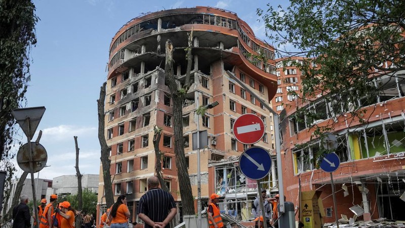 Pekerja kota bekerja di sebuah tempat dekat pusat perbelanjaan yang rusak akibat serangan rudal Rusia, di tengah serangan Rusia ke Ukraina, di Odessa, Ukraina 14 Juni 2023. (REUTERS/Serhii Smolientsev)
