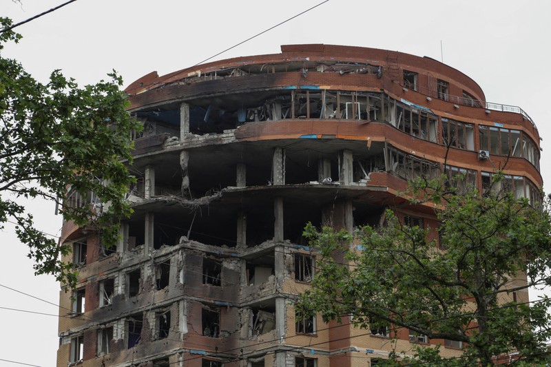 Pekerja kota bekerja di sebuah tempat dekat pusat perbelanjaan yang rusak akibat serangan rudal Rusia, di tengah serangan Rusia ke Ukraina, di Odessa, Ukraina 14 Juni 2023. Pekerja kota bekerja di sebuah tempat dekat pusat perbelanjaan yang rusak akibat serangan rudal Rusia, di tengah serangan Rusia ke Ukraina, di Odessa, Ukraina 14 Juni 2023. (REUTERS/Serhii Smolientsev)