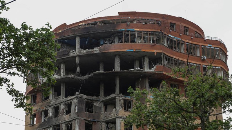 Pekerja kota bekerja di sebuah tempat dekat pusat perbelanjaan yang rusak akibat serangan rudal Rusia, di tengah serangan Rusia ke Ukraina, di Odessa, Ukraina 14 Juni 2023. (REUTERS/Serhii Smolientsev)