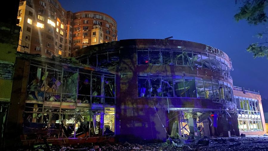 Pekerja kota bekerja di sebuah tempat dekat pusat perbelanjaan yang rusak akibat serangan rudal Rusia, di tengah serangan Rusia ke Ukraina, di Odessa, Ukraina 14 Juni 2023. (REUTERS/Serhii Smolientsev)