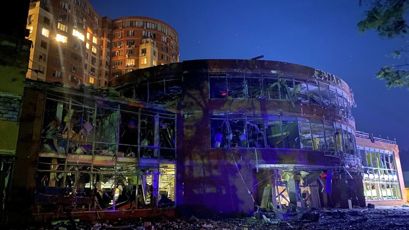 Pekerja kota bekerja di sebuah tempat dekat pusat perbelanjaan yang rusak akibat serangan rudal Rusia, di tengah serangan Rusia ke Ukraina, di Odessa, Ukraina 14 Juni 2023. (REUTERS/Serhii Smolientsev)