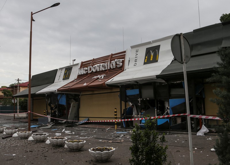 Pekerja kota bekerja di sebuah tempat dekat pusat perbelanjaan yang rusak akibat serangan rudal Rusia, di tengah serangan Rusia ke Ukraina, di Odessa, Ukraina 14 Juni 2023. (REUTERS/Serhii Smolientsev)