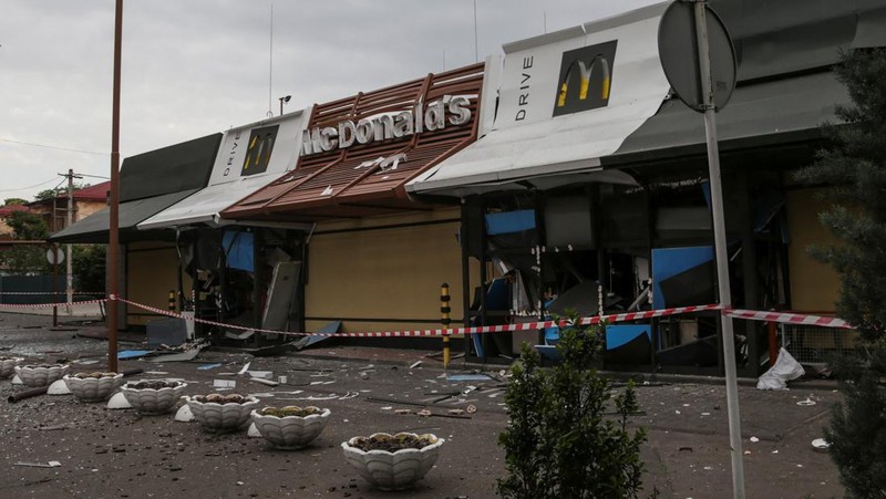 Pekerja kota bekerja di sebuah tempat dekat pusat perbelanjaan yang rusak akibat serangan rudal Rusia, di tengah serangan Rusia ke Ukraina, di Odessa, Ukraina 14 Juni 2023. (REUTERS/Serhii Smolientsev)