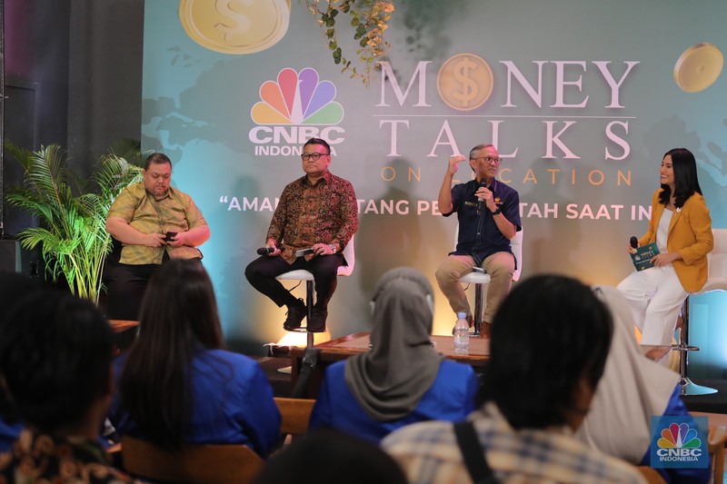 Pengamat Ekonomi Yanuar Rizki (kiri), Anggota Komisi IX DPR RI Eriko Sotarduga (kedua kiri), dan Direktur SUN DJPPR Kementerian Keuangan Deni Ridwan (kedua kanan) saat menghadiri acara CNBC Indonesia 'Money Talks On Location' di Jakarta, Rabu (14/6/2023). Acara 'Money Talks On Location' kali ini membahas topik tentang 