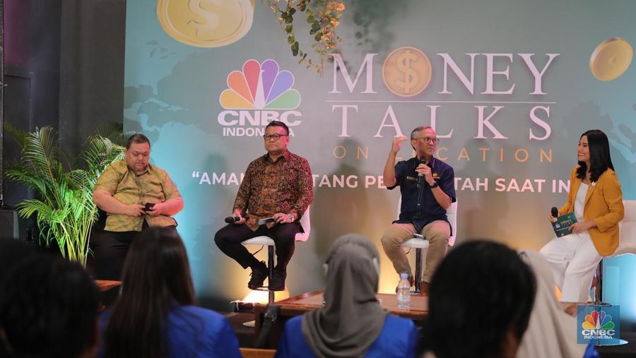 Pengamat Ekonomi Yanuar Rizki (kiri), Anggota Komisi IX DPR RI Eriko Sotarduga (kedua kiri), dan Direktur SUN DJPPR Kementerian Keuangan Deni Ridwan (kedua kanan) saat menghadiri acara CNBC Indonesia 'Money Talks On Location' di Jakarta, Rabu (14/6/2023). Acara 'Money Talks On Location' kali ini membahas topik tentang 