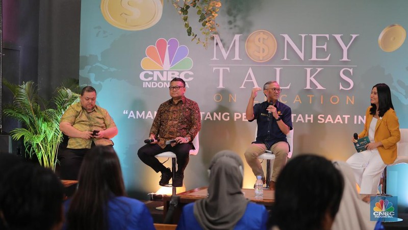 Pengamat Ekonomi Yanuar Rizki (kiri), Anggota Komisi IX DPR RI Eriko Sotarduga (kedua kiri), dan Direktur SUN DJPPR Kementerian Keuangan Deni Ridwan (kedua kanan) saat menghadiri acara CNBC Indonesia 'Money Talks On Location' di Jakarta, Rabu (14/6/2023). Acara 'Money Talks On Location' kali ini membahas topik tentang 