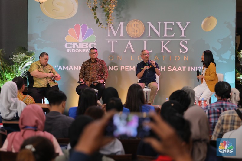 Pengamat Ekonomi Yanuar Rizki (kiri), Anggota Komisi IX DPR RI Eriko Sotarduga (kedua kiri), dan Direktur SUN DJPPR Kementerian Keuangan Deni Ridwan (kedua kanan) saat menghadiri acara CNBC Indonesia 'Money Talks On Location' di Jakarta, Rabu (14/6/2023). Acara 'Money Talks On Location' kali ini membahas topik tentang 