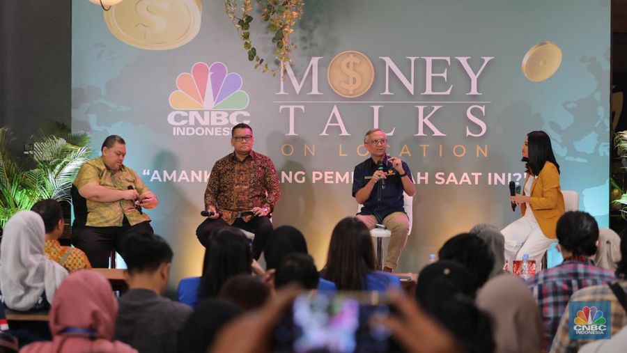 Pengamat Ekonomi Yanuar Rizki (kiri), Anggota Komisi IX DPR RI Eriko Sotarduga (kedua kiri), dan Direktur SUN DJPPR Kementerian Keuangan Deni Ridwan (kedua kanan) saat menghadiri acara CNBC Indonesia 'Money Talks On Location' di Jakarta, Rabu (14/6/2023). Acara 'Money Talks On Location' kali ini membahas topik tentang