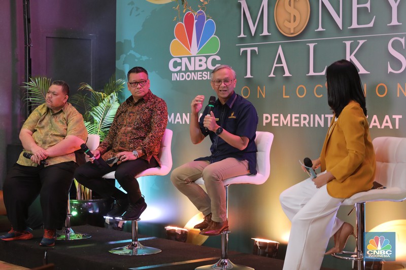 Pengamat Ekonomi Yanuar Rizki (kiri), Anggota Komisi IX DPR RI Eriko Sotarduga (kedua kiri), dan Direktur SUN DJPPR Kementerian Keuangan Deni Ridwan (kedua kanan) saat menghadiri acara CNBC Indonesia 'Money Talks On Location' di Jakarta, Rabu (14/6/2023). Acara 'Money Talks On Location' kali ini membahas topik tentang 