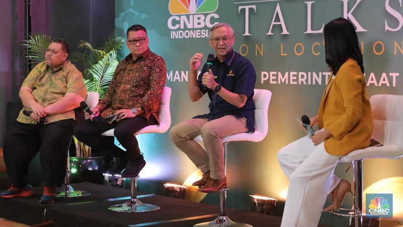 Pengamat Ekonomi Yanuar Rizki (kiri), Anggota Komisi IX DPR RI Eriko Sotarduga (kedua kiri), dan Direktur SUN DJPPR Kementerian Keuangan Deni Ridwan (kedua kanan) saat menghadiri acara CNBC Indonesia 'Money Talks On Location' di Jakarta, Rabu (14/6/2023). Acara 'Money Talks On Location' kali ini membahas topik tentang 