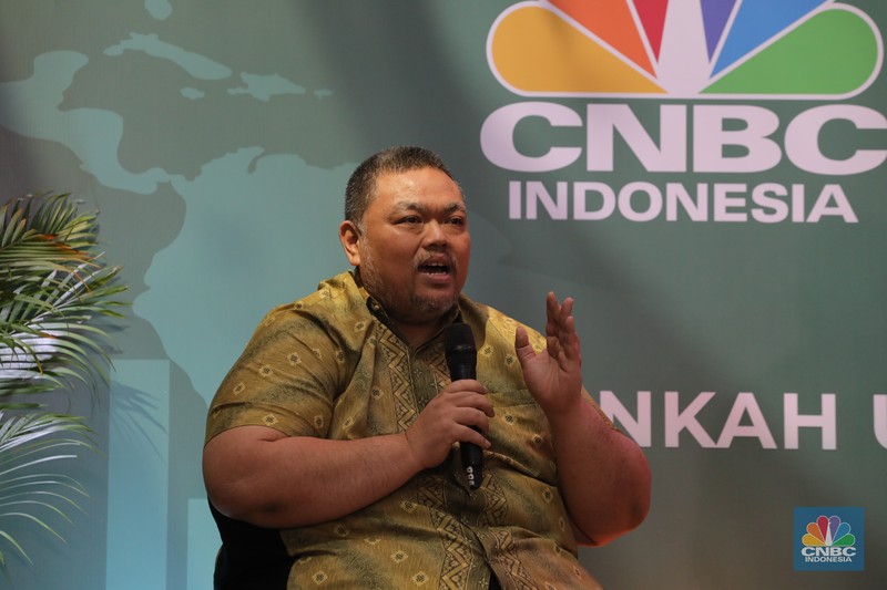 Pengamat Ekonomi Yanuar Rizki (kiri), Anggota Komisi IX DPR RI Eriko Sotarduga (kedua kiri), dan Direktur SUN DJPPR Kementerian Keuangan Deni Ridwan (kedua kanan) saat menghadiri acara CNBC Indonesia 'Money Talks On Location' di Jakarta, Rabu (14/6/2023). Acara 'Money Talks On Location' kali ini membahas topik tentang 