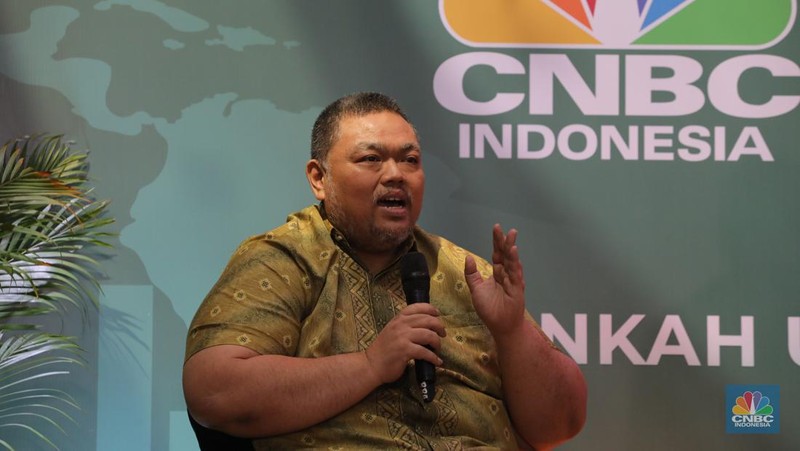 Pengamat Ekonomi Yanuar Rizki (kiri), Anggota Komisi IX DPR RI Eriko Sotarduga (kedua kiri), dan Direktur SUN DJPPR Kementerian Keuangan Deni Ridwan (kedua kanan) saat menghadiri acara CNBC Indonesia 'Money Talks On Location' di Jakarta, Rabu (14/6/2023). Acara 'Money Talks On Location' kali ini membahas topik tentang 