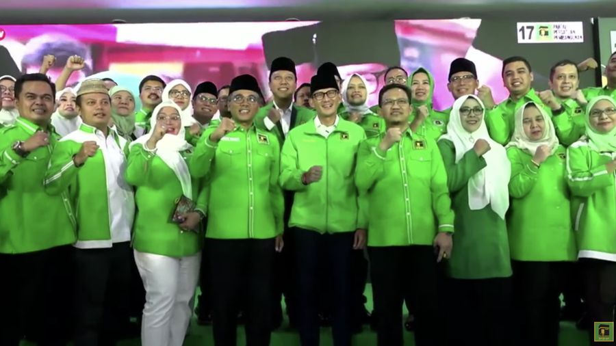 Penyerahan KTA PPP kepada Sandiaga Uno. Penyerahan KTA PPP kepada Sandiaga Uno. (Tangkapan Layar Youtube Petiga TV)