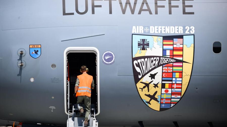 Pertahanan Atlantik Utara atau NATO menggelar latihan pengerahan angkatan udara terbesar pada Senin (12/6/2023). Hal ini terjadi saat aliansi itu sedang bersitegang dengan Rusia setelah Moskow menyerang Ukraina. (via REUTERS/POOL)