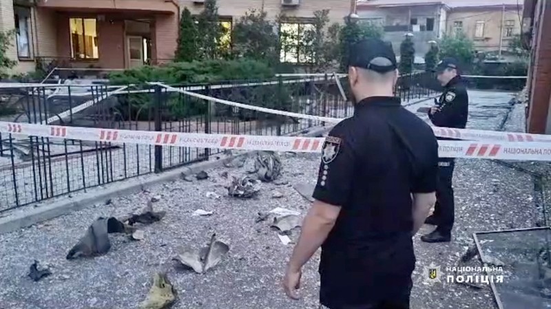 Pekerja kota bekerja di sebuah tempat dekat pusat perbelanjaan yang rusak akibat serangan rudal Rusia, di tengah serangan Rusia ke Ukraina, di Odessa, Ukraina 14 Juni 2023. Pekerja kota bekerja di sebuah tempat dekat pusat perbelanjaan yang rusak akibat serangan rudal Rusia, di tengah serangan Rusia ke Ukraina, di Odessa, Ukraina 14 Juni 2023. (REUTERS/Serhii Smolientsev)