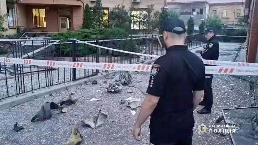 Pekerja kota bekerja di sebuah tempat dekat pusat perbelanjaan yang rusak akibat serangan rudal Rusia, di tengah serangan Rusia ke Ukraina, di Odessa, Ukraina 14 Juni 2023. (REUTERS/Serhii Smolientsev)