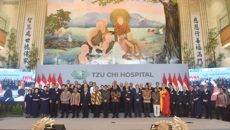 Presiden Joko Widodo menghadiri acara peresmian Tzu Chi Hospital di Pantai Indah Kapuk dengan bersama sejumlah menteri dan Pendiri Agung Sedayu Group Sugianto Kusuma alias Aguan. (Dok. Tim Media Prabowo Subianto)
