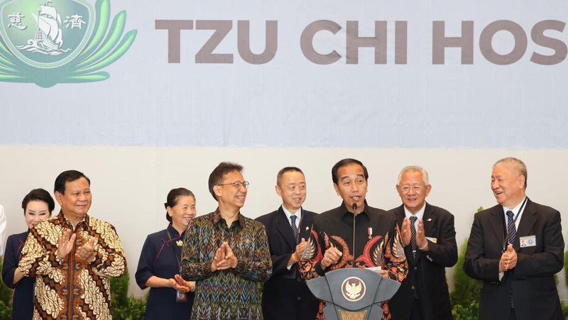 Presiden Joko Widodo menghadiri acara peresmian Tzu Chi Hospital di Pantai Indah Kapuk dengan bersama sejumlah menteri dan Pendiri Agung Sedayu Group Sugianto Kusuma alias Aguan. (Dok. Tim Media Prabowo Subianto)