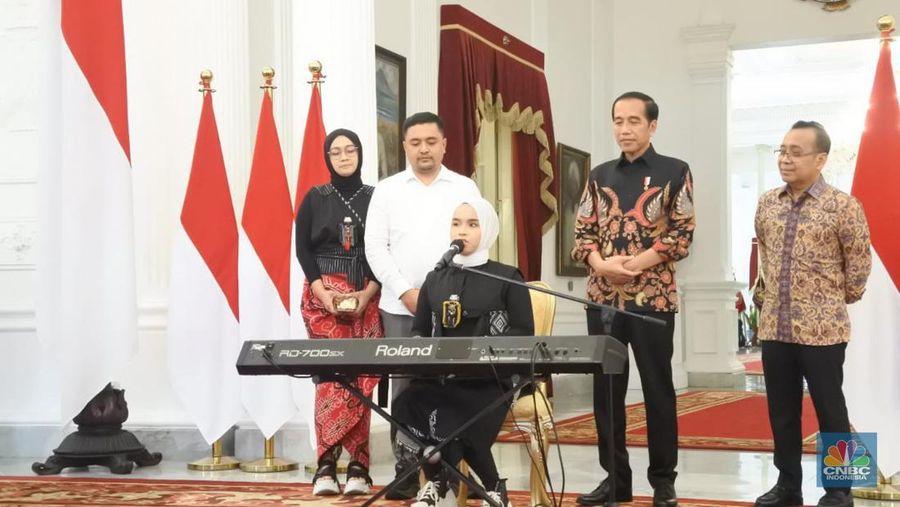 Presiden Joko Widodo mengundang Putri Ariani penyanyi asal Indonesia yang tampil di America's Got Talent ke Istana Kepresidenan, Rabu (14/6/2023). (CNBC Indonesia/Emir Yanwardhana)