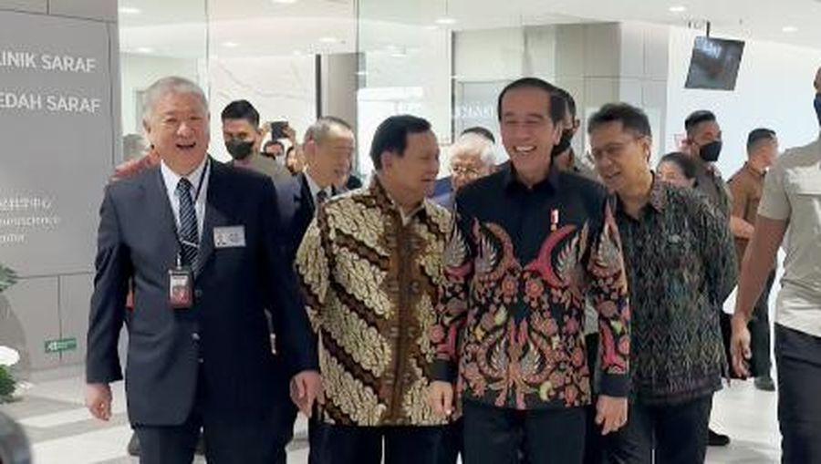 Presiden Jokowi akrab berjalan bersama Sugianto Kusuma atau Aguan. (Dok. Istimewa via Detikcom)