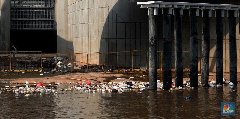 Proyek Sodetan Ciliwung di Bidara Cina, Kecamatan Jatinegara, Jakarta Timur, Rabu (14/6/2023). (CNBC Indonesia/Muhammad Sabki)