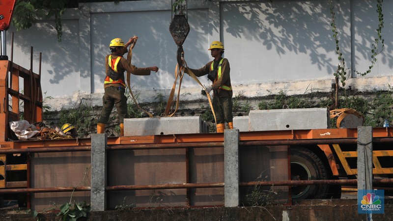 Proyek Sodetan Ciliwung di Bidara Cina, Kecamatan Jatinegara, Jakarta Timur, Rabu (14/6/2023). (CNBC Indonesia/Muhammad Sabki)