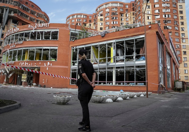 Pekerja kota bekerja di sebuah tempat dekat pusat perbelanjaan yang rusak akibat serangan rudal Rusia, di tengah serangan Rusia ke Ukraina, di Odessa, Ukraina 14 Juni 2023. (REUTERS/Serhii Smolientsev)
