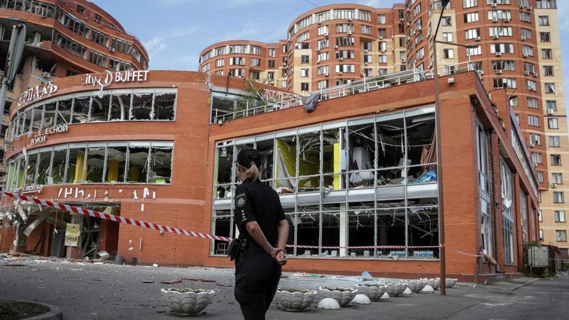 Pekerja kota bekerja di sebuah tempat dekat pusat perbelanjaan yang rusak akibat serangan rudal Rusia, di tengah serangan Rusia ke Ukraina, di Odessa, Ukraina 14 Juni 2023. (REUTERS/Serhii Smolientsev)