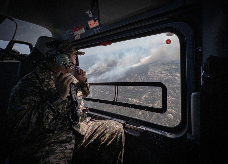 Sebuah helikopter terbang di tengah asap di atas sabuk hutan selama operasi untuk menahan kebakaran hutan di wilayah Abai timur, Kazakhstan, 12 Juni 2023. Sebuah helikopter terbang di tengah asap di atas sabuk hutan selama operasi untuk menahan kebakaran hutan di wilayah Abai timur, Kazakhstan, 12 Juni 2023. (REUTERS/Turar Kazangapov)