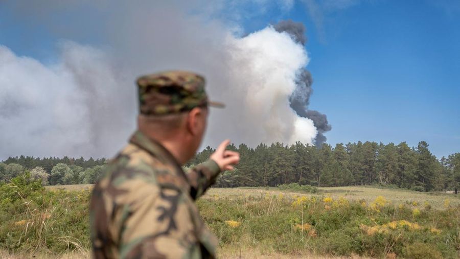 Sebuah helikopter terbang di tengah asap di atas sabuk hutan selama operasi untuk menahan kebakaran hutan di wilayah Abai timur, Kazakhstan, 12 Juni 2023. (REUTERS/Turar Kazangapov)