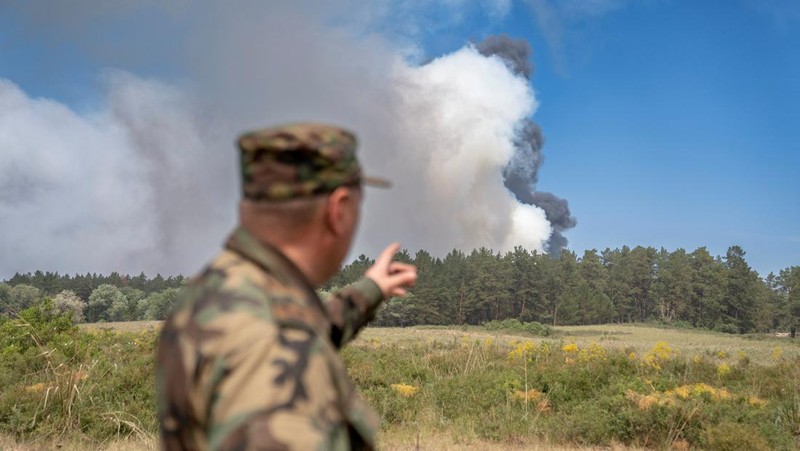 Sebuah helikopter terbang di tengah asap di atas sabuk hutan selama operasi untuk menahan kebakaran hutan di wilayah Abai timur, Kazakhstan, 12 Juni 2023. (REUTERS/Turar Kazangapov)