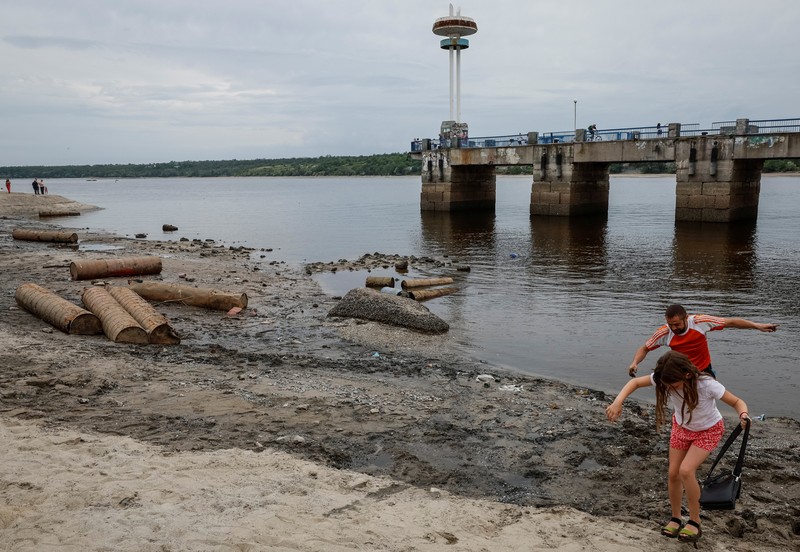 Sungai Dnipro mulai menyusut. (REUTERS/ALINA SMUTKO) Sungai Dnipro mulai menyusut. (REUTERS/ALINA SMUTKO)