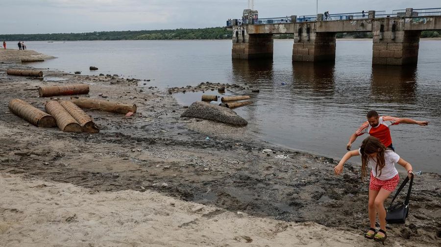 Sungai Dnipro mulai menyusut. (REUTERS/ALINA SMUTKO)