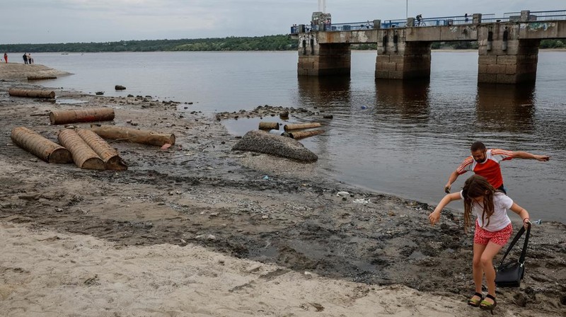 Sungai Dnipro mulai menyusut. (REUTERS/ALINA SMUTKO)