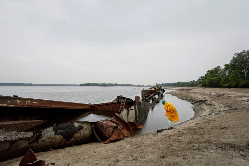 Sungai Dnipro mulai menyusut. (REUTERS/ALINA SMUTKO) Sungai Dnipro mulai menyusut. (REUTERS/ALINA SMUTKO)