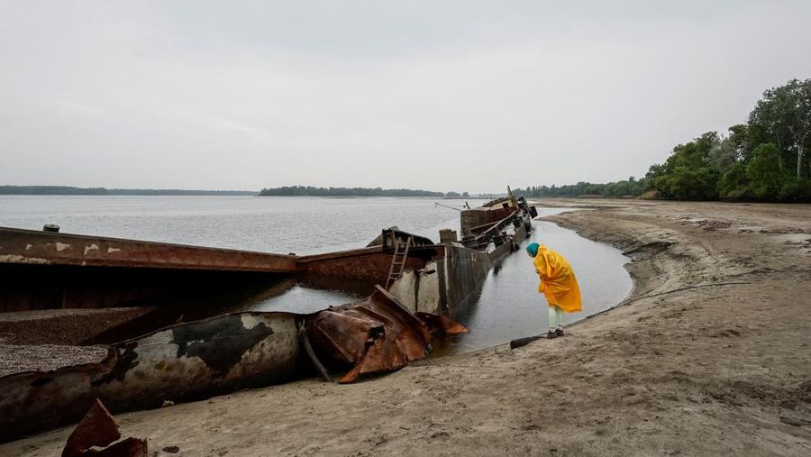 Sungai Dnipro mulai menyusut. (REUTERS/ALINA SMUTKO)