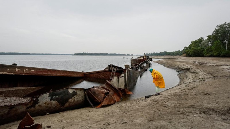 Sungai Dnipro mulai menyusut. (REUTERS/ALINA SMUTKO)