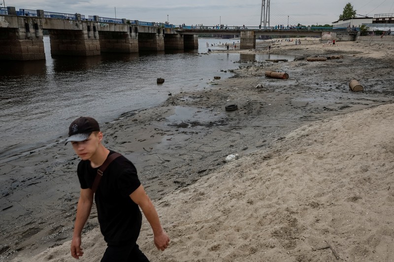 Sungai Dnipro mulai menyusut. (REUTERS/ALINA SMUTKO) Sungai Dnipro mulai menyusut. (REUTERS/ALINA SMUTKO)