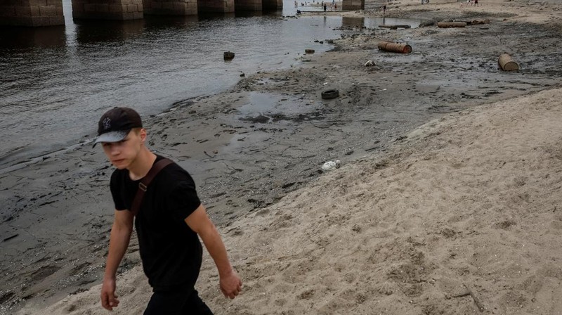 Sungai Dnipro mulai menyusut. (REUTERS/ALINA SMUTKO)