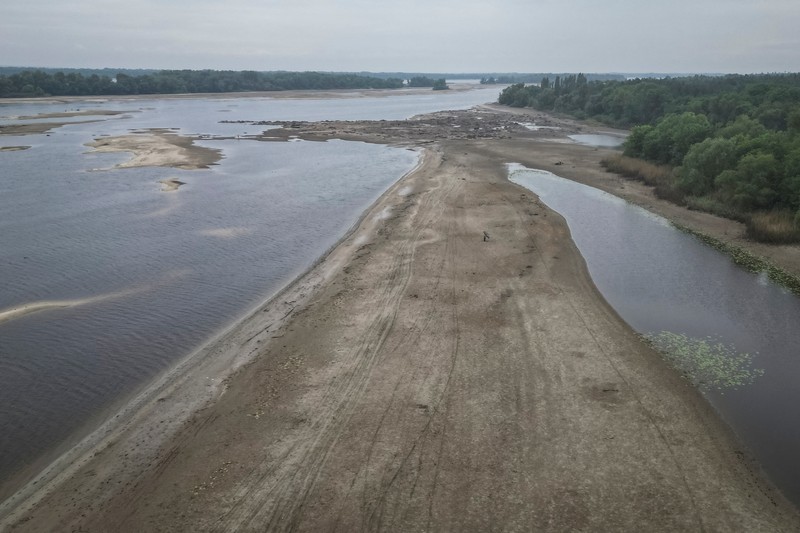 Sungai Dnipro mulai menyusut. (REUTERS/ALINA SMUTKO)